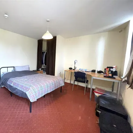 Rent this 3 bed apartment on Clarendon Park Road in Leicester, LE2 3AJ