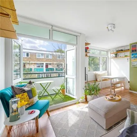 Buy this 3 bed apartment on Roundacre in London, SW19 6DB