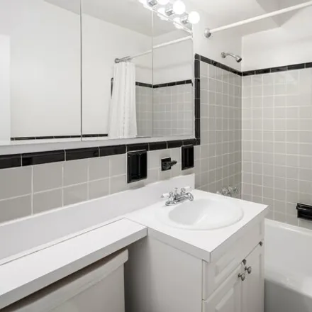 Image 5 - 30 W 60th St Apt 10P, New York, 10023 - Apartment for sale