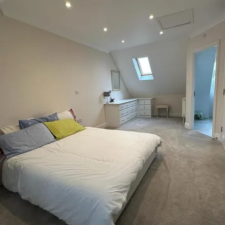 Image 2 - Genas Close, London, IG6 2PJ, United Kingdom - Duplex for rent