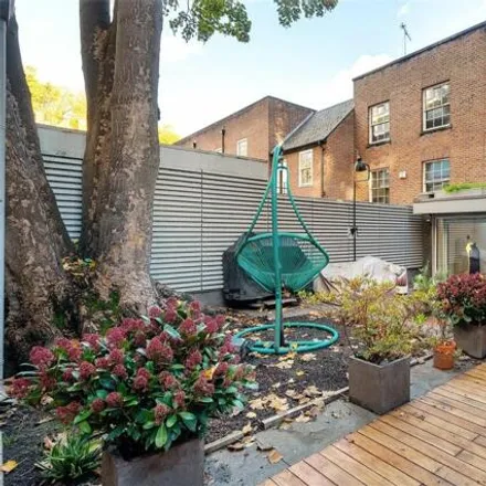 Rent this 4 bed house on 4 Vicarage Gate in London, W8 4HF