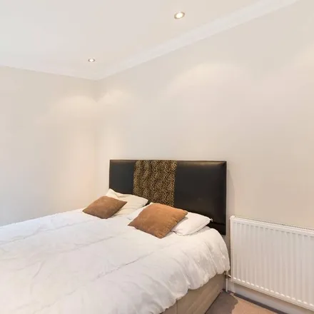 Rent this 3 bed apartment on Octavia House in Arneway Street, Westminster