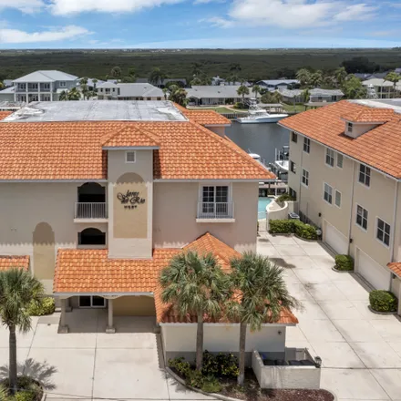 Buy this 3 bed loft on 221 Middle Way in New Smyrna Beach, FL 32169
