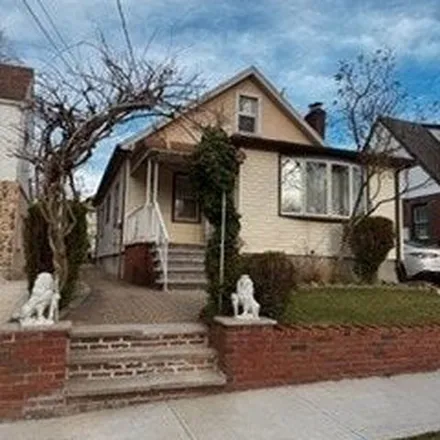 Rent this 3 bed apartment on 69 Whitney Avenue in Village of Floral Park, NY 11001