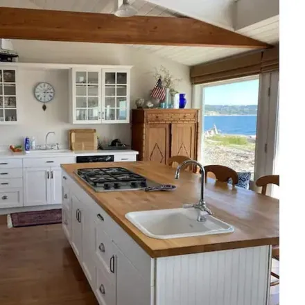 Rent this 5 bed house on Coupeville