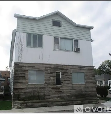 Rent this 3 bed apartment on 1204 Lakeview Ave