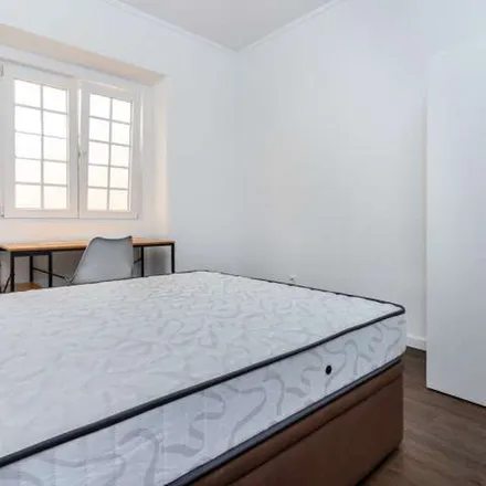 Rent this 6 bed apartment on Avenida Combatentes da Grande Guerra in 2700-595 Amadora, Portugal