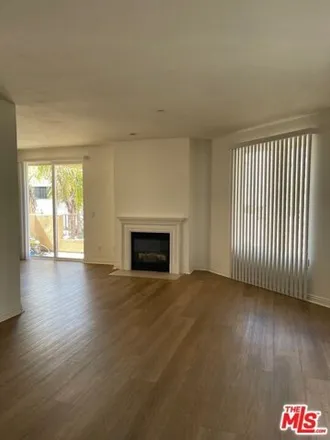 Rent this 3 bed condo on 4100 Wilshire Boulevard in Los Angeles, CA 90010