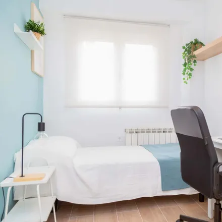 Rent this 4 bed room on Calle de las Navas de Tolosa in 46-48, 50010 Zaragoza