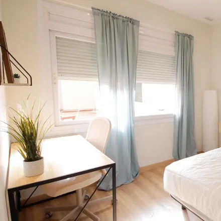 Rent this 6 bed room on Avinguda Diagonal (lateral muntanya) in 08001 Barcelona, Spain