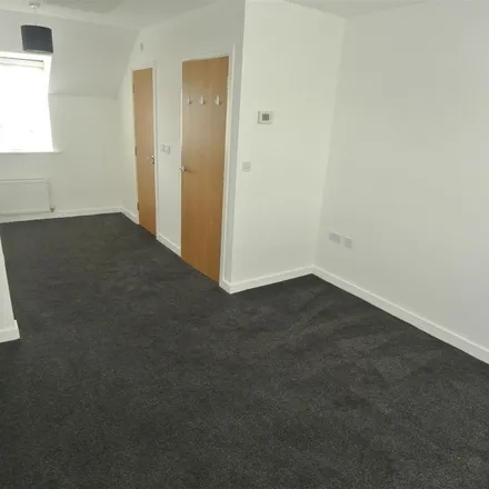 Image 3 - Addlestone, Pyle Close, KT15 2FF, United Kingdom - Apartment for rent