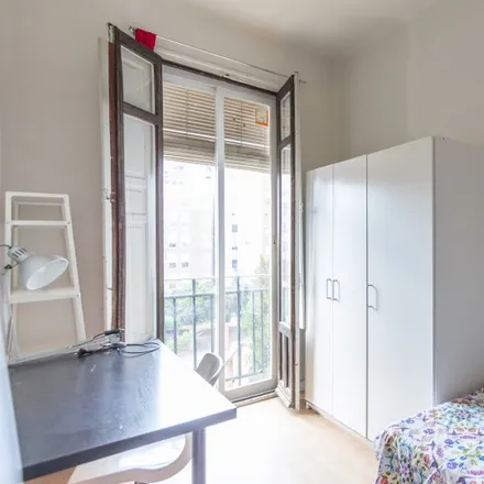Rent this 9 bed room on Simply City in Calle de Vallehermoso, 12