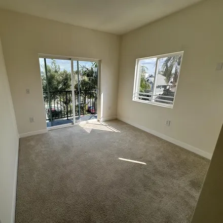 Image 1 - 1055 Leighton Avenue, Los Angeles, CA 90037, USA - Room for rent