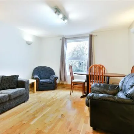 Image 3 - 82 Rossiter Road, London, SW12 9RY, United Kingdom - Townhouse for rent
