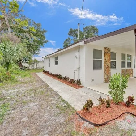 Image 3 - 2286 Northwest 20th Street, Rock Island, Fort Lauderdale, FL 33311, USA - House for sale