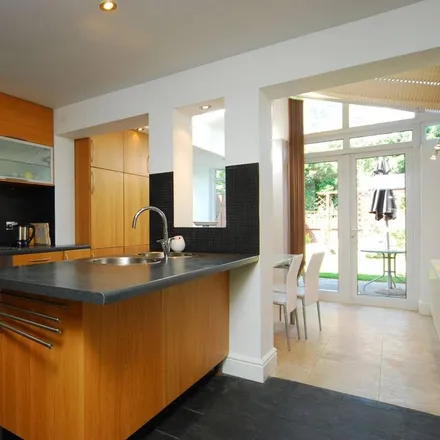 Rent this 4 bed duplex on 79 Almond Avenue in London, W5 4AD