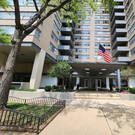 Buy this 1 bed condo on Shoreline Towers in 6301 North Sheridan Road, Chicago