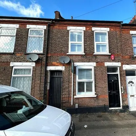 Buy this 3 bed townhouse on Moreton Road South in Luton, LU2 0TL