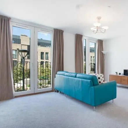 Rent this 5 bed townhouse on 25 Villiers Gardens in London, E20 1GW