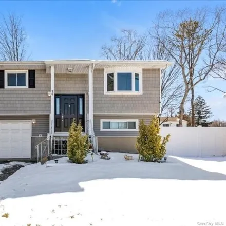 Rent this 3 bed house on 36 Kansas Avenue in Bay Shore, Islip