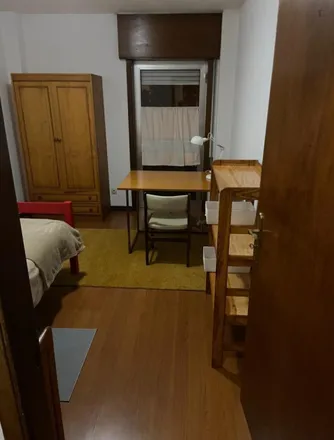 Rent this 3 bed room on Escola Básica dos 2º e 3º Ciclos Manoel de Oliveira in Rua de Robert Auzelle, 4100-186 Porto