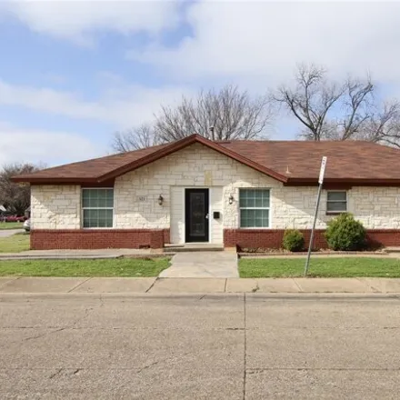 Rent this 3 bed house on 525 South Windomere Avenue in Dallas, TX 75208