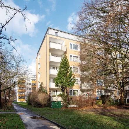 Rent this 3 bed apartment on Röblingweg 7 in 30519 Hanover, Germany