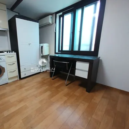Rent this studio apartment on 서울특별시 동대문구 제기동 860-20