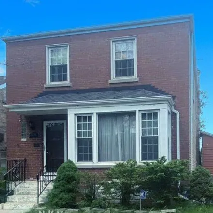 Buy this 3 bed house on 7542 North Rockwell Street in Chicago, IL 60645