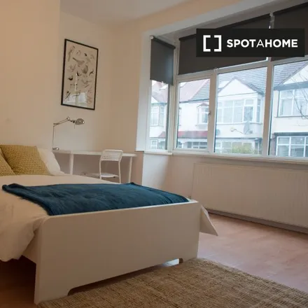 Rent this 5 bed room on Gateside Road in London, SW17 7ND