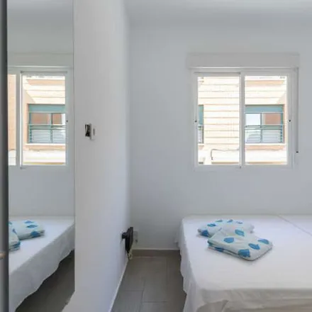 Image 5 - Calle de Juan Zofio, 27, 28026 Madrid, Spain - Apartment for rent