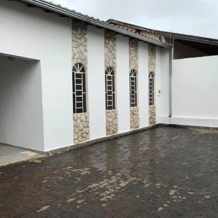 Buy this 3 bed house on Rua Álvaro Henrique in Cássio Resende, Uberaba - MG