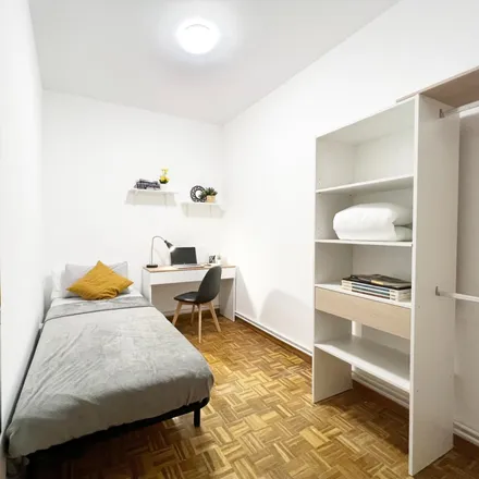 Rent this 9 bed room on Kurgan in Calle del Dos de Mayo, 6