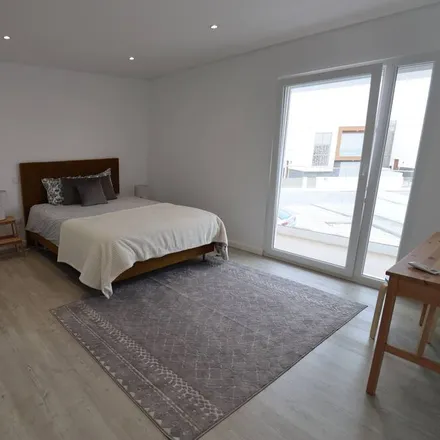 Rent this 3 bed condo on Salir do Porto in Travessa do Apeadeiro, 2500-668 Caldas da Rainha