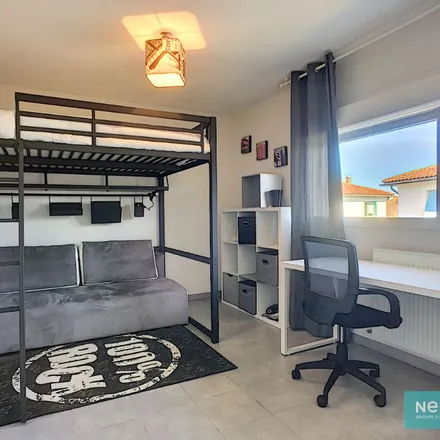 Rent this 3 bed apartment on 1 Avenue du Docteur Louis Delherm in 31320 Castanet-Tolosan, France