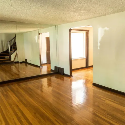 Image 2 - 8105 South Campbell Avenue, Chicago, IL 60652, USA - House for sale