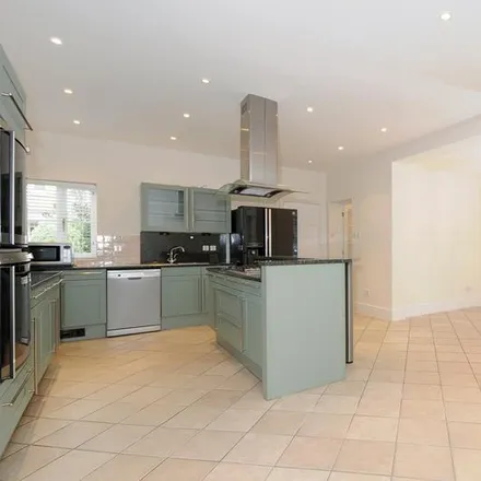 Image 2 - St. David's Drive, Englefield Green, TW20 0BA, United Kingdom - House for rent
