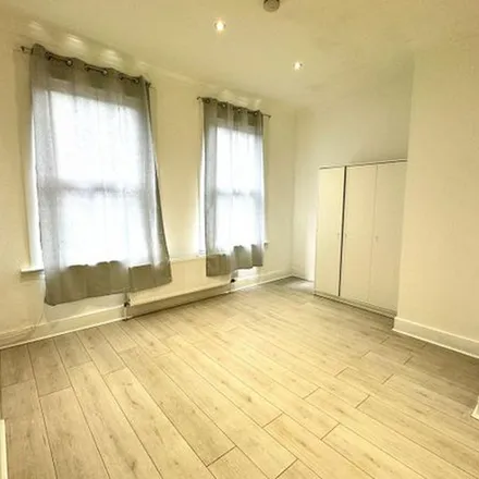 Rent this 4 bed apartment on Gordon Road in Southend-on-Sea, SS1 1NH