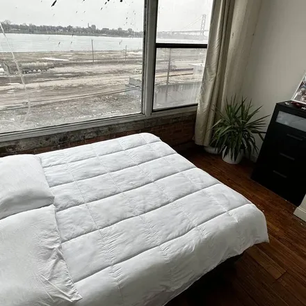 Rent this 2 bed apartment on Detroit