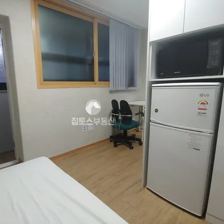 Rent this studio apartment on 서울특별시 관악구 신림동 1518-10