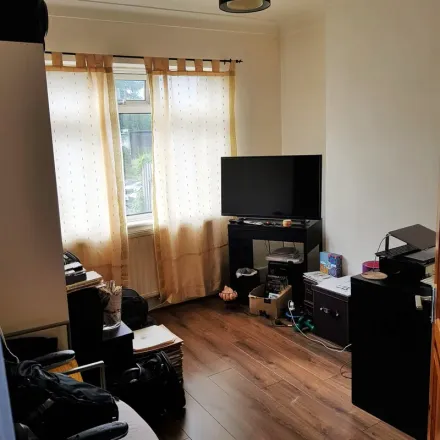 Rent this 3 bed apartment on Chigwell Road in London, IG8 8PN