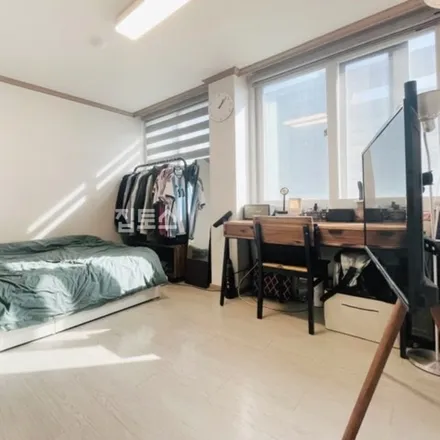 Rent this studio apartment on 서울특별시 송파구 석촌동 226-5