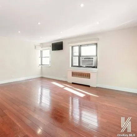 Image 5 - 93-02 34th Avenue, New York, NY 11372, USA - Apartment for sale