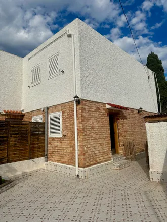 Rent this 3 bed house on Apartamentos Azulmar in Carrer del Palmeral, 12560 Benicàssim / Benicasim