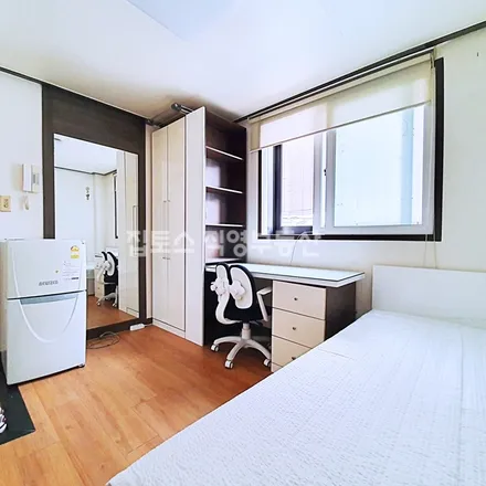 Rent this studio apartment on 서울특별시 관악구 신림동 236-1