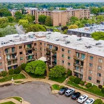 Image 2 - 601 West Huntington Commons Road, Mount Prospect, IL 60056, USA - Apartment for rent