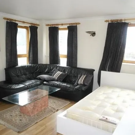 Rent this 4 bed apartment on Sovereign House in 227 Marsh Wall, Cubitt Town