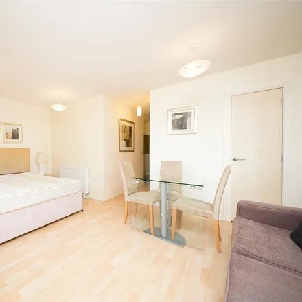 Rent this studio apartment on unnamed road in London, W3 6BX