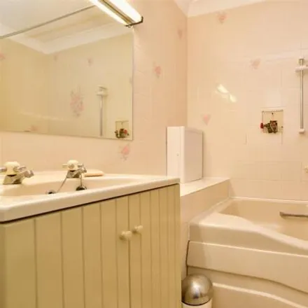 Image 7 - Pool House, Bancroft Road, Reigate, RH2 7RP, United Kingdom - Apartment for sale