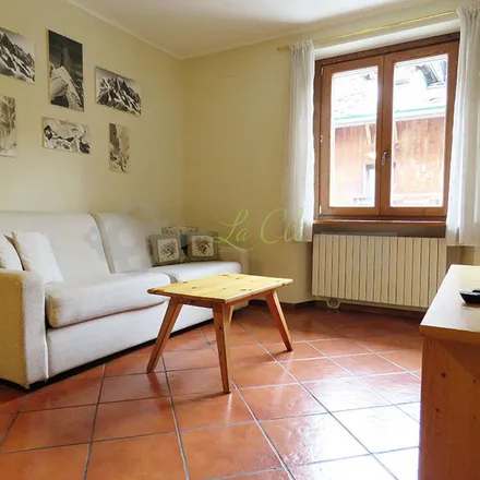 Image 5 - Via/Rue Circonvallazione, 11013 Courmayeur, Italy - Apartment for rent